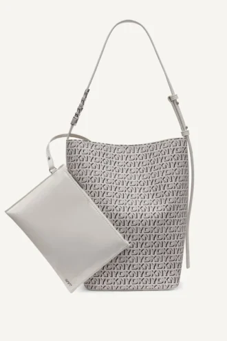 Bolso tipo cubo con el logotipo de Avril