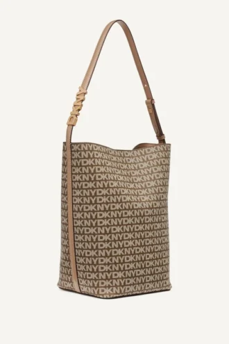 Bolso tipo cubo con el logotipo de Avril