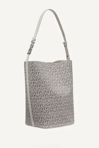 Bolso tipo cubo con el logotipo de Avril