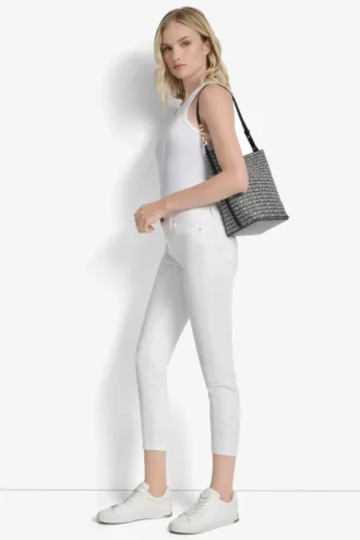 Bolso tipo cubo con el logotipo de Avril