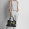 Bolsos Satchel grandes con cara sonriente de Bryar Bolsos Satchel grandes con cara sonriente de Bryar