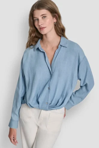 Camisa con botones en la parte delantera y dobladillos con detalles anudados