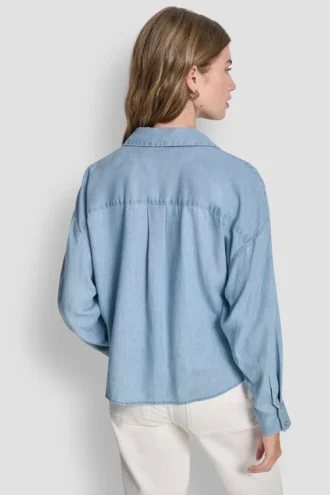 Camisa con botones en la parte delantera y dobladillos con detalles anudados