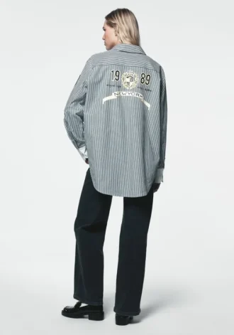 Camisa de botones a rayas con el logotipo de 1989