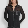 Camisa semitransparente con paneles de imitación de cuero