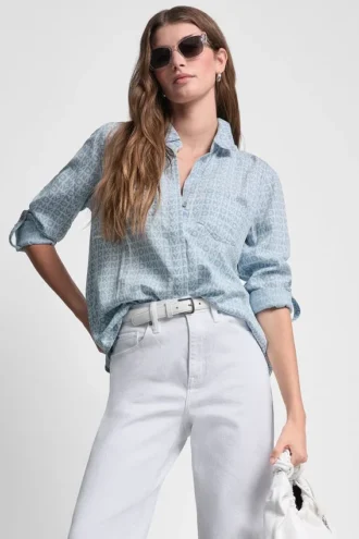 Camisa teñida en prenda con espalda abierta