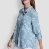 Camisa teñida en prenda con espalda abierta Camisa teñida en prenda con espalda abierta