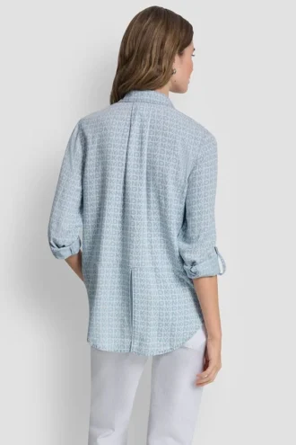 Camisa teñida en prenda con espalda abierta