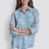 Camisa teñida en prenda con espalda abierta Camisa teñida en prenda con espalda abierta