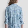 Camisa teñida en prenda con espalda abierta Camisa teñida en prenda con espalda abierta
