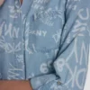 Camisa teñida en prenda con espalda abierta Camisa teñida en prenda con espalda abierta