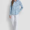 Camisa teñida en prenda con espalda abierta Camisa teñida en prenda con espalda abierta