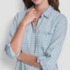Camisa teñida en prenda con espalda abierta