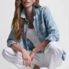 Camisa teñida en prenda con espalda abierta Camisa teñida en prenda con espalda abierta