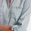 Camisa teñida en prenda con espalda abierta