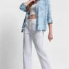 Camisa teñida en prenda con espalda abierta Camisa teñida en prenda con espalda abierta