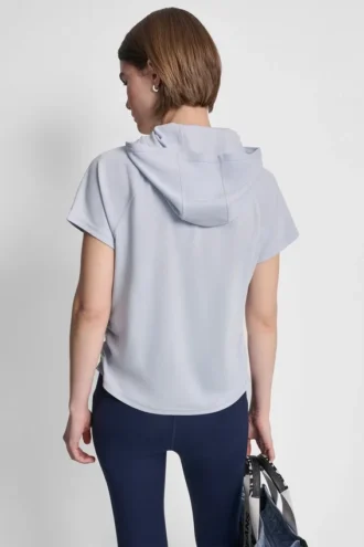 Camiseta con capucha de malla y logotipo
