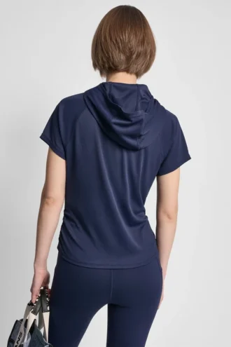 Camiseta con capucha de malla y logotipo