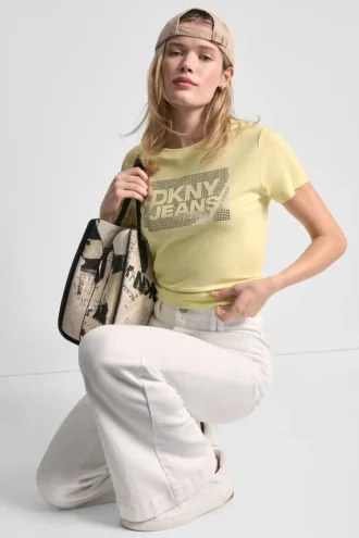 Camiseta con logo apilado y pedrería de DKNY Vaqueros