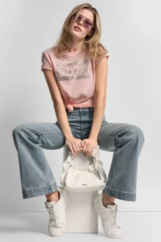 Camiseta con logo apilado y pedrería de DKNY Vaqueros