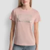 Camiseta con logo apilado y pedrería de DKNY Vaqueros Camiseta con logo apilado y pedrería de DKNY Vaqueros