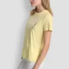 Camiseta con logo apilado y pedrería de DKNY Vaqueros Camiseta con logo apilado y pedrería de DKNY Vaqueros