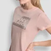 Camiseta con logo apilado y pedrería de DKNY Vaqueros Camiseta con logo apilado y pedrería de DKNY Vaqueros