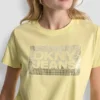 Camiseta con logo apilado y pedrería de DKNY Vaqueros Camiseta con logo apilado y pedrería de DKNY Vaqueros