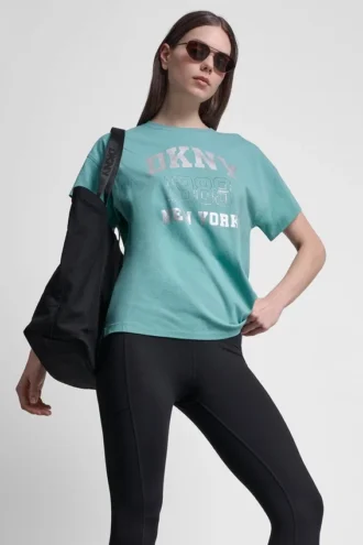 Camiseta con logo DKNY 1989 y tachuelas