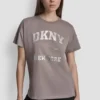 Camiseta con logo DKNY 1989 y tachuelas Camiseta con logo DKNY 1989 y tachuelas