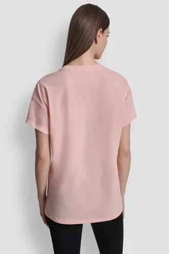 Camiseta con logo DKNY 1989 y tachuelas