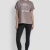 Camiseta con logo DKNY 1989 y tachuelas Camiseta con logo DKNY 1989 y tachuelas