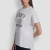 Camiseta con logo DKNY 1989 y tachuelas Camiseta con logo DKNY 1989 y tachuelas