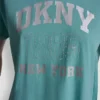 Camiseta con logo DKNY 1989 y tachuelas Camiseta con logo DKNY 1989 y tachuelas