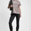 Camiseta con logo DKNY 1989 y tachuelas Camiseta con logo DKNY 1989 y tachuelas