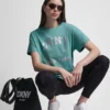 Camiseta con logo DKNY 1989 y tachuelas Camiseta con logo DKNY 1989 y tachuelas