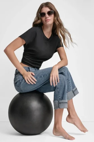 Camiseta con logotipo de ojales superpuestos de DKNY