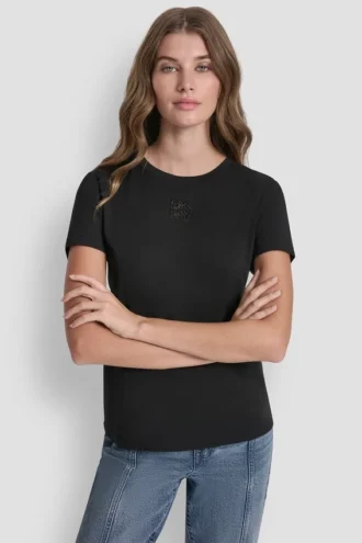 Camiseta con logotipo de ojales superpuestos de DKNY