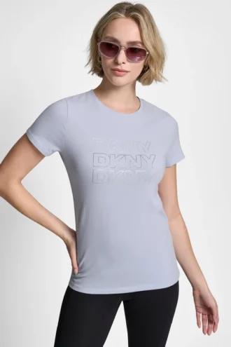 Camiseta con logotipo de triple pedrería