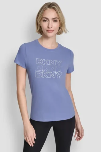 Camiseta con logotipo de triple pedrería