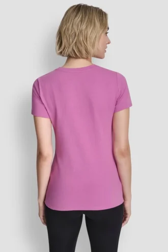 Camiseta con logotipo de triple pedrería