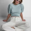 Camiseta con mini volantes y tachuelas Camiseta con mini volantes y tachuelas
