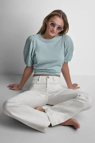 Camiseta con mini volantes y tachuelas