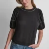 Camiseta con mini volantes y tachuelas Camiseta con mini volantes y tachuelas
