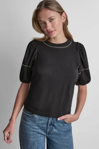 Camiseta con mini volantes y tachuelas