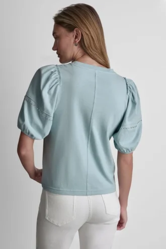 Camiseta con mini volantes y tachuelas