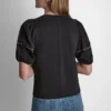 Camiseta con mini volantes y tachuelas Camiseta con mini volantes y tachuelas