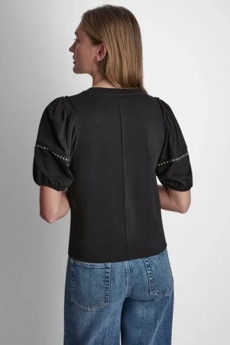 Camiseta con mini volantes y tachuelas