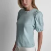 Camiseta con mini volantes y tachuelas Camiseta con mini volantes y tachuelas