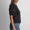 Camiseta con mini volantes y tachuelas Camiseta con mini volantes y tachuelas